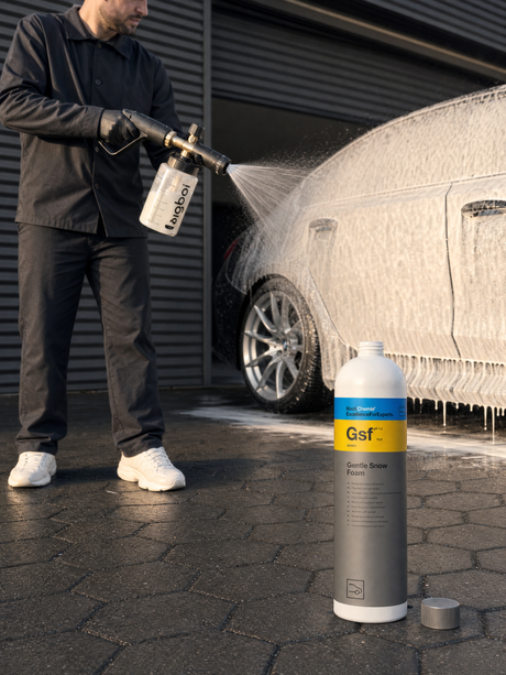 Detailing1 Hero: Snow Foam Gsf voorwas onder de carport (Mobile)