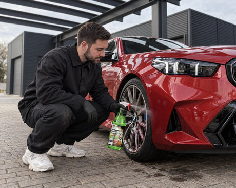 Detailing1 hero: wheel cleaner — cleaning wheels before storage: brake dust that goes into winter storage sets hard (desktop)