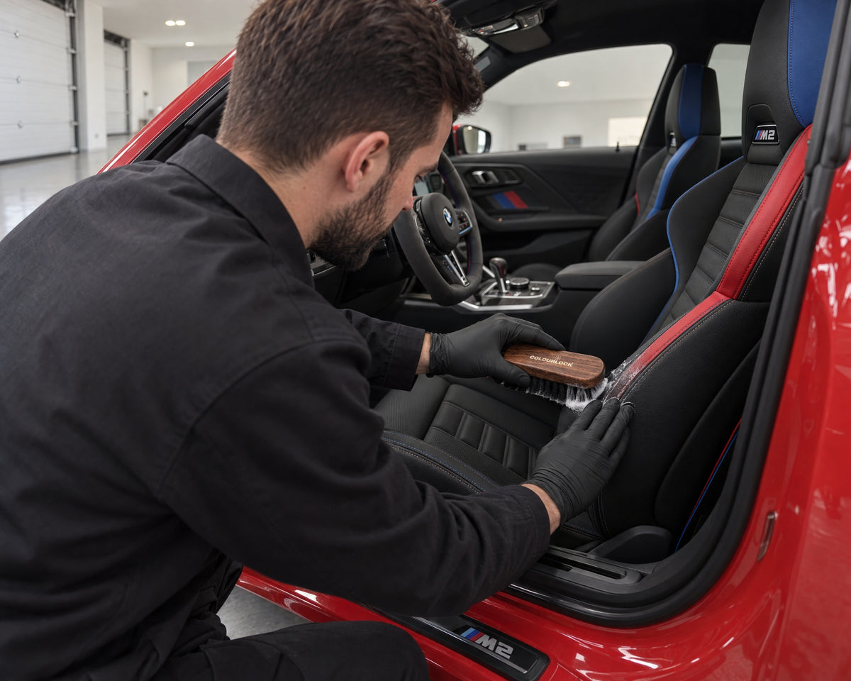 Detailing1 Hero: Borstels & kwasten — de leerborstel juist gebruiken (Desktop)