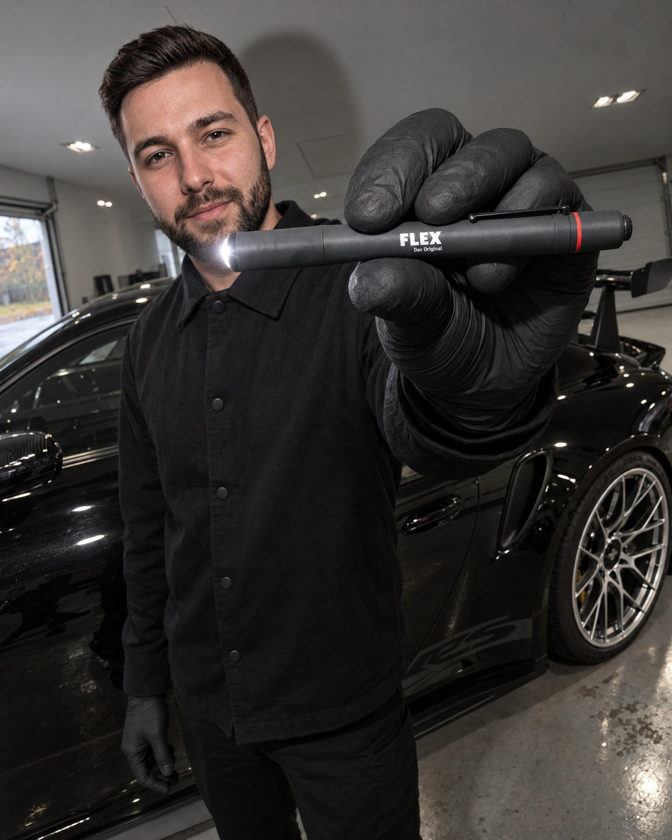 Detailing1 Hero: Polijstaccessoires — licht toont wat ontbreekt, swirls vinden met de inspectielamp (mobiel)