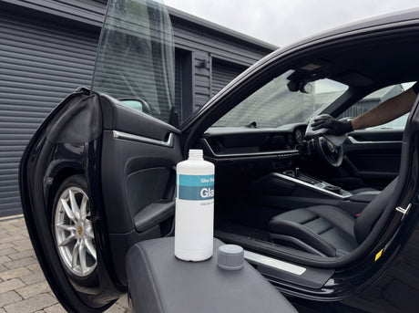 Innenreinigung Auto: Glas Star auf Porsche 911 Doorsill — Reinigung beginnt