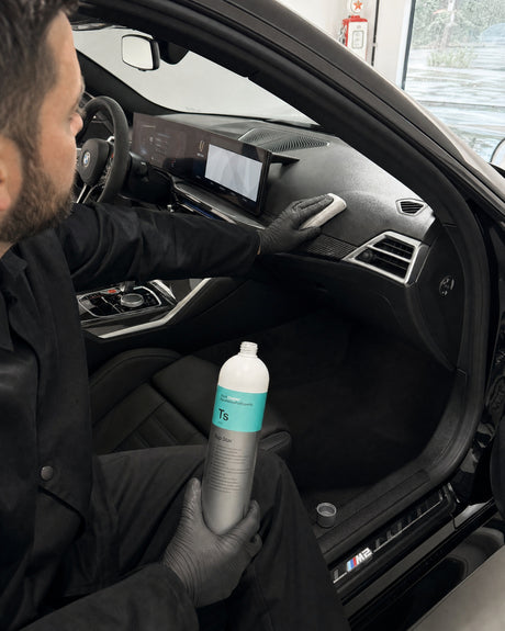 Daniel trägt Top Star Ts mit Applikationsschwamm auf das Armaturenbrett eines schwarzen BMW M2 auf — Kunststoffpflege fürs Au