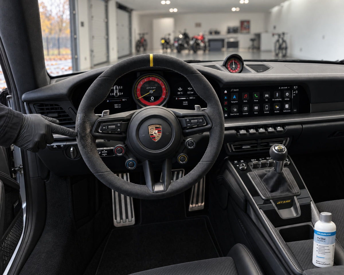 Detailing1 nettoyer un volant en Alcantara — brillant gras à 9 h sur le volant d'une Porsche 911 GT3 RS, COLOURLOCK Pol Star