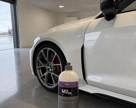Detailing1 Koch-Chemie Micro Cut M2.02 Antihologramm Politur vor weißem Audi RS 5 im Streiflicht