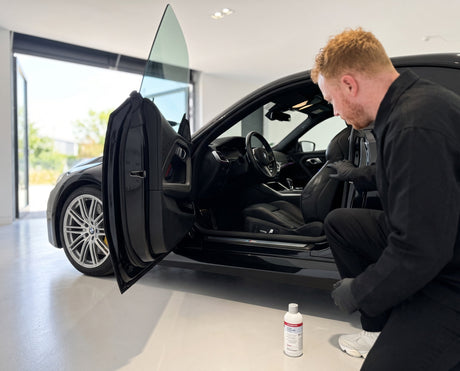 Detailing1 COLOURLOCK Leather Cleaner mild 250 ml vor der Fahrersitzwange eines BMW M2
