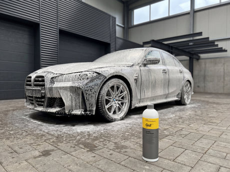 Schwarzer BMW M3 mit dichtem Schaumteppich vom Koch-Chemie Gentle Snow Foam in der Detailing-Halle — gezeigt im Artikel „Pollen und Saharastaub im Mai schonend vom Lack lösen"