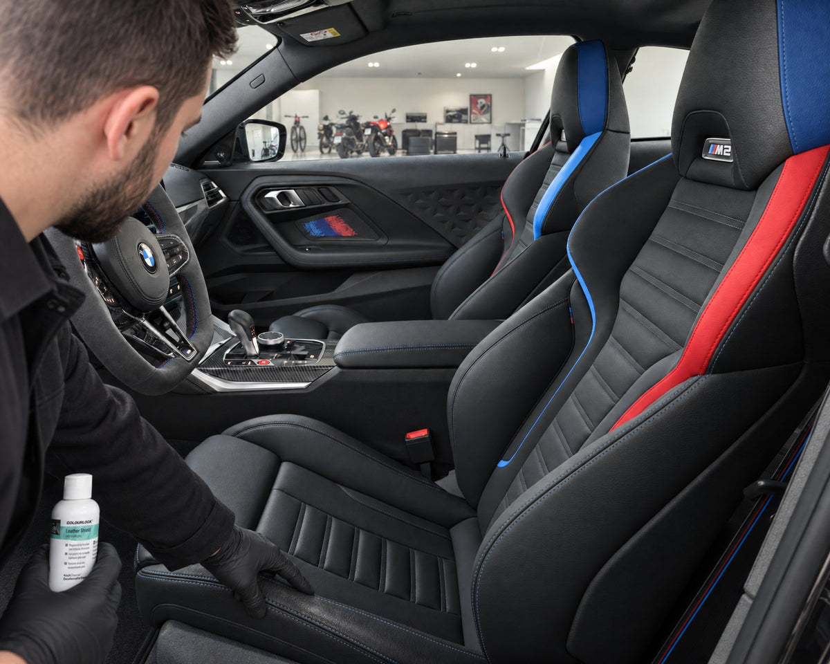 Wrijvingsglans op de stoelwang van een BMW M2 — getoond in het artikel „Wat een leersealant in je auto beschermt en wat niet”
