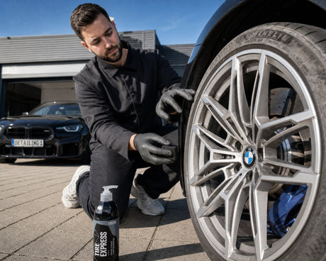 Detailing1 GYEON Q²M TireExpress Reifenpflege — grau-brauner Bloom auf der Reifenflanke eines schwarzen BMW M2 vor der Pflege