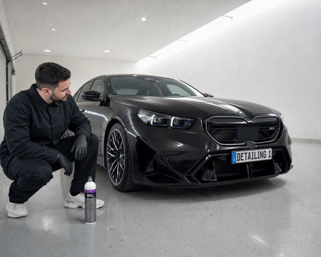 Detailing1 Koch-Chemie Micro Cut "M3.02" Politur neben dem schwarzen BMW M5 in der Halle