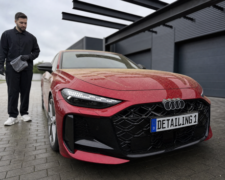Pollen-Film auf dem Lack eines roten Sportwagens, daneben das Mikrofaser-Trockentuch — gezeigt im Artikel „Mikrofasertuch fürs Auto: Pollen und Harz abnehmen ohne Kratzer"