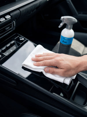 ASC streifenfrei auf schwarzer Klavierlack-Blende im Innenraum