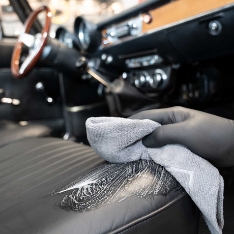 Detailing1 COLOURLOCK Classic Car Leather Care Set — losgekomen vuil met een doek van de oldtimerstoel halen