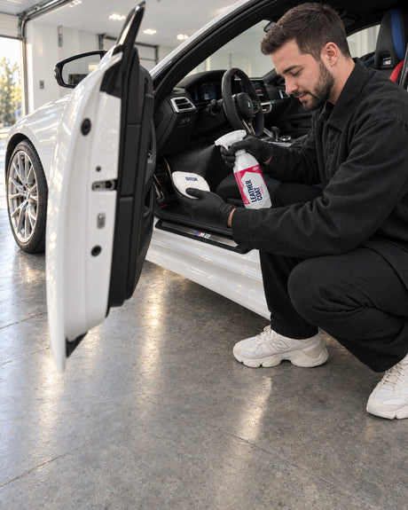 Detailing1 Hero: Lederversiegelung — Jeans-Abfärbung auf Autoleder vorbeugen: gereinigtes Leder versiegeln (Spine leder-jeans