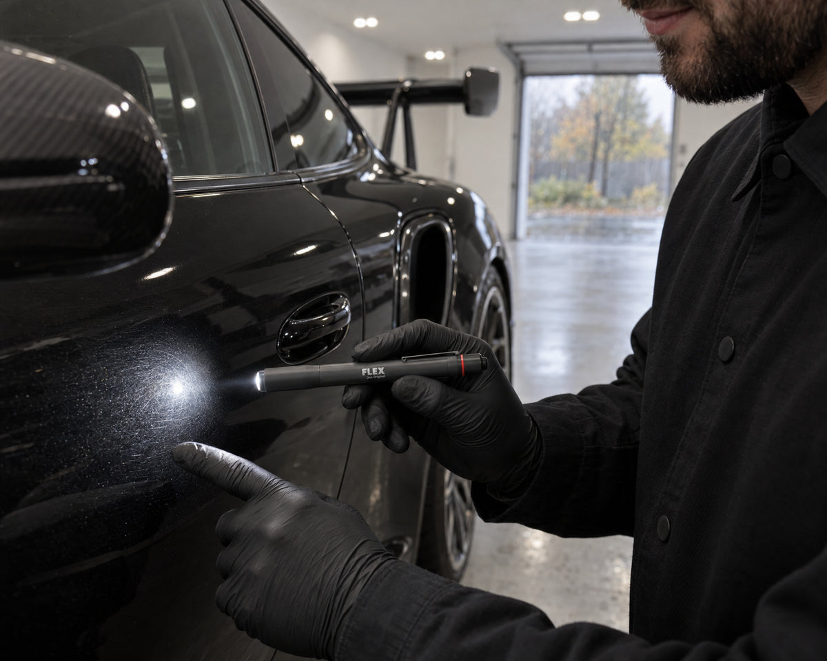 Detailing1 Hero: Polijstaccessoires — licht toont wat ontbreekt, swirls vinden met de inspectielamp (desktop)