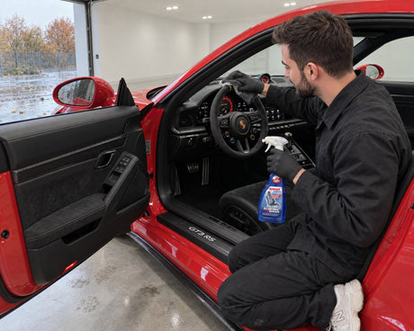 Detailing1 Hero: textielreiniger — Alcantara-stuur reinigen met SONAX XTREME Polster+AlcantaraReiniger (Desktop)