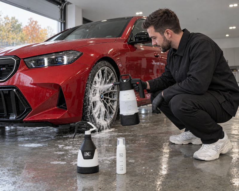 Detailing1 Spotlight: iK e Foam Pro 2 schuimt een velg in, iK TR Mini 360º en Koch-Chemie Foamer Bottle bij een BMW M5