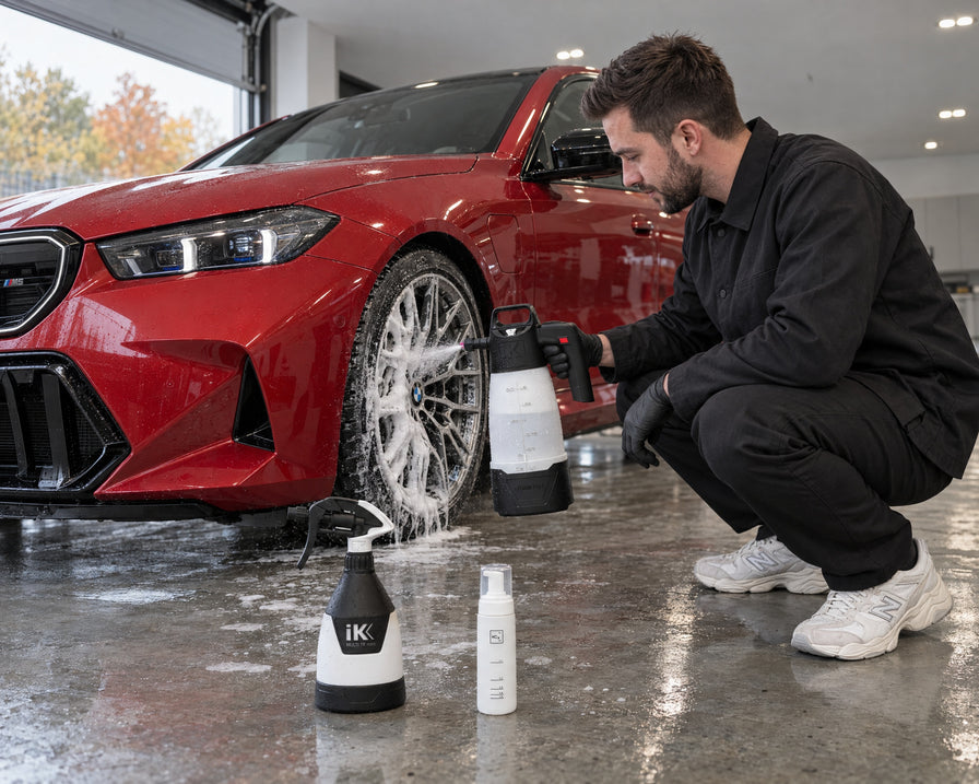 Detailing1 Spotlight: iK e Foam Pro 2 schuimt een velg in, iK TR Mini 360º en Koch-Chemie Foamer Bottle bij een BMW M5