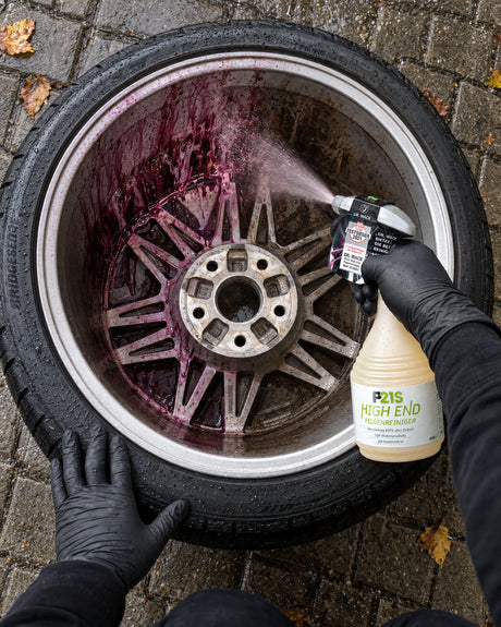 Dr. Wack P21S HIGH END velgenreiniger wordt in het velgbed gespoten, de gel kleurt paars op het remstof