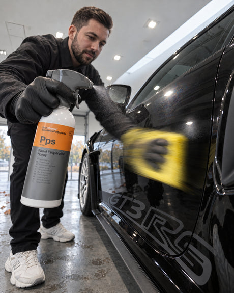 Detailing1 Lackkontrolle — Daniel sprüht Koch-Chemie Panel Preparation Spray Pps auf die Tür und wischt mit Mikrofasertuch