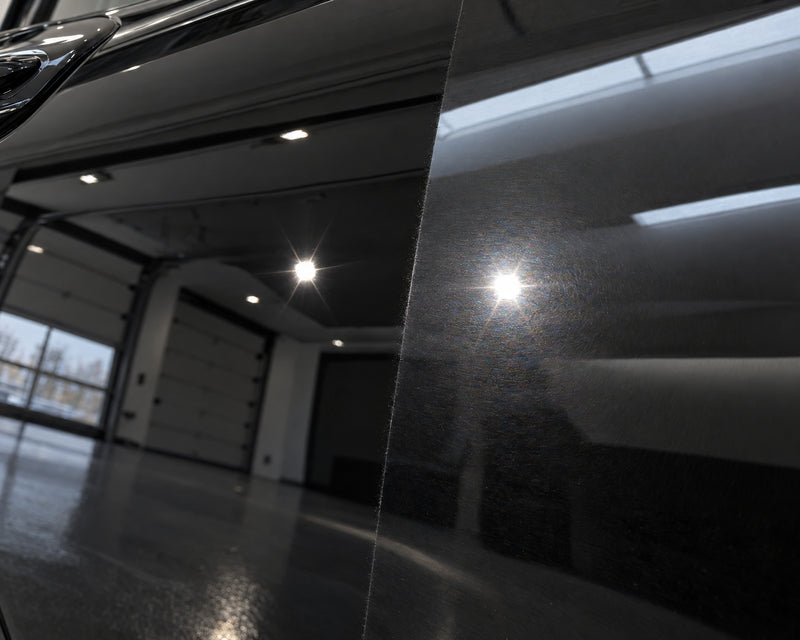Detailing1 afgeplakte rand — links heldere spiegeling na het polijsten, rechts hologramsluier rond de gespiegelde plafondspot