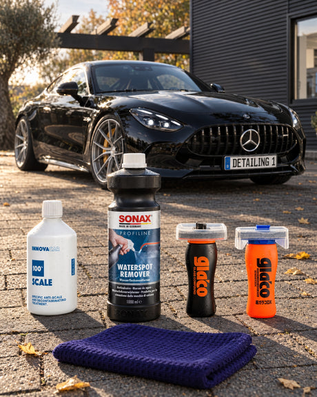 INNOVACAR "100%" Scale, SONAX PROFILINE Waterspot Remover, Soft99 Glaco Glass Compound Roll On, Soft99 Glaco DX et THE COLLECTION "Waffle" devant la Mercedes-AMG GT — visible dans l'article « Enlever le calcaire d'une vitre de voiture sans la rayer »