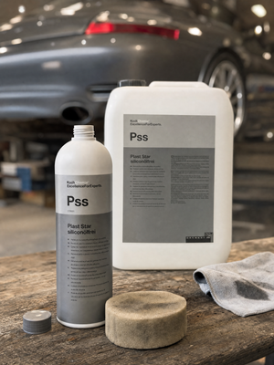 Koch-Chemie Plast Star Pss 1L und 10L Lineup auf Werkbank mit benutztem Auftragsschwamm und Mikrofaser