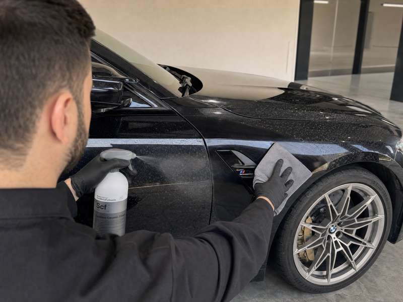 Koch-Chemie Spotless Ceramic Finish aanbrengen met een microvezeldoek op keramisch gecoate BMW-lak