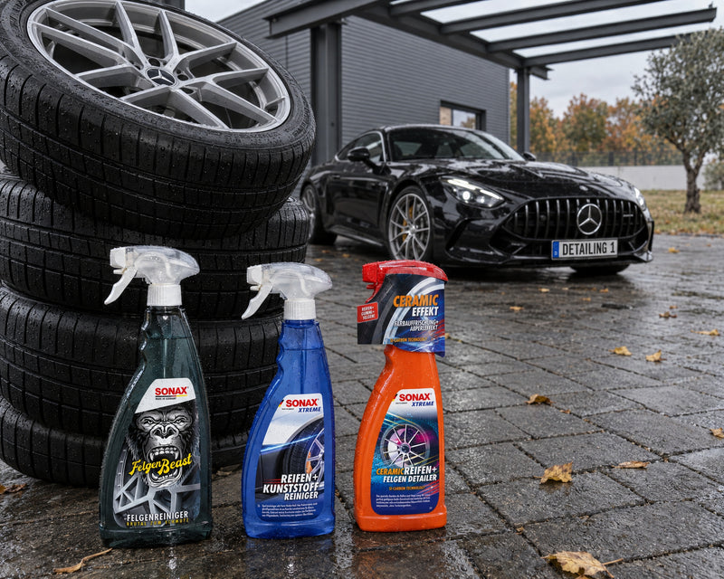 Vier schone complete wielen gestapeld, ervoor SONAX FelgenBeast, Banden+KunststofReiniger en Ceramic Detailer