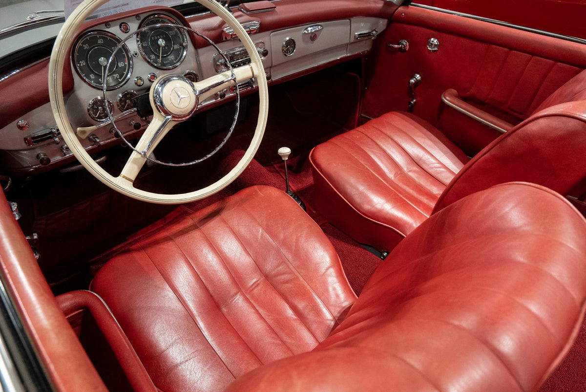 Detailing1 COLOURLOCK Lederfarbe & -pflege für Mercedes-Benz — rote Ledersitze eines Mercedes-Benz 190 SL
