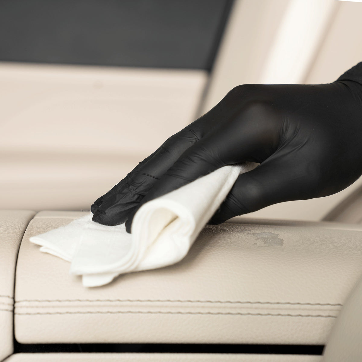 Detailing1 COLOURLOCK New Leather Care Set — lichte leren armsteun nawrijven met de viscosedoek