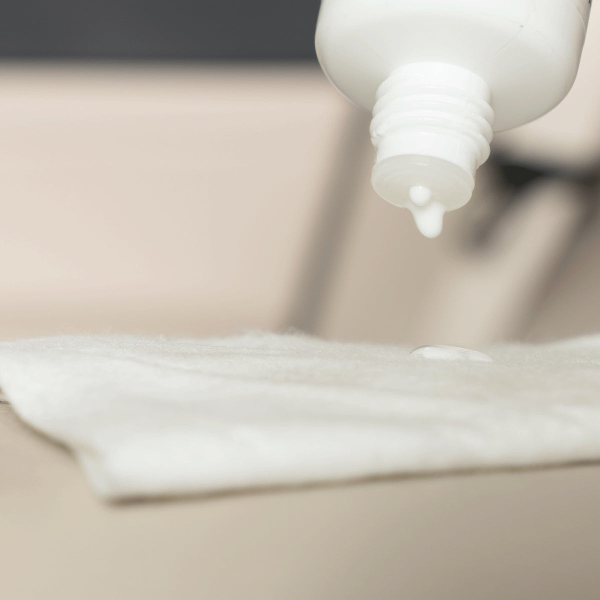 Detailing1 COLOURLOCK New Leather Care Set — een paar druppels Leather Shield op de doek