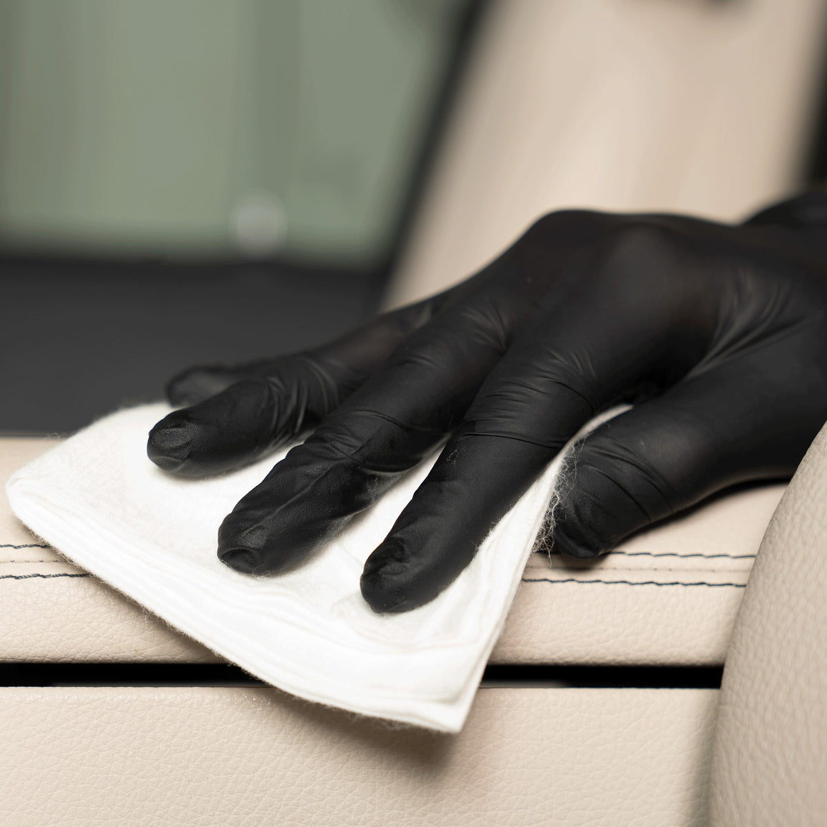 Detailing1 COLOURLOCK New Leather Care Set — Leather Shield met de doek over het lichte leer verdelen