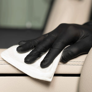 Detailing1 COLOURLOCK New Leather Care Set — Leather Shield met de doek over het lichte leer verdelen
