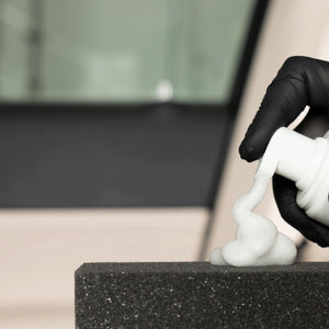 Detailing1 COLOURLOCK New Leather Care Set — reinigingsschuim uit de Foamer Bottle op de spons