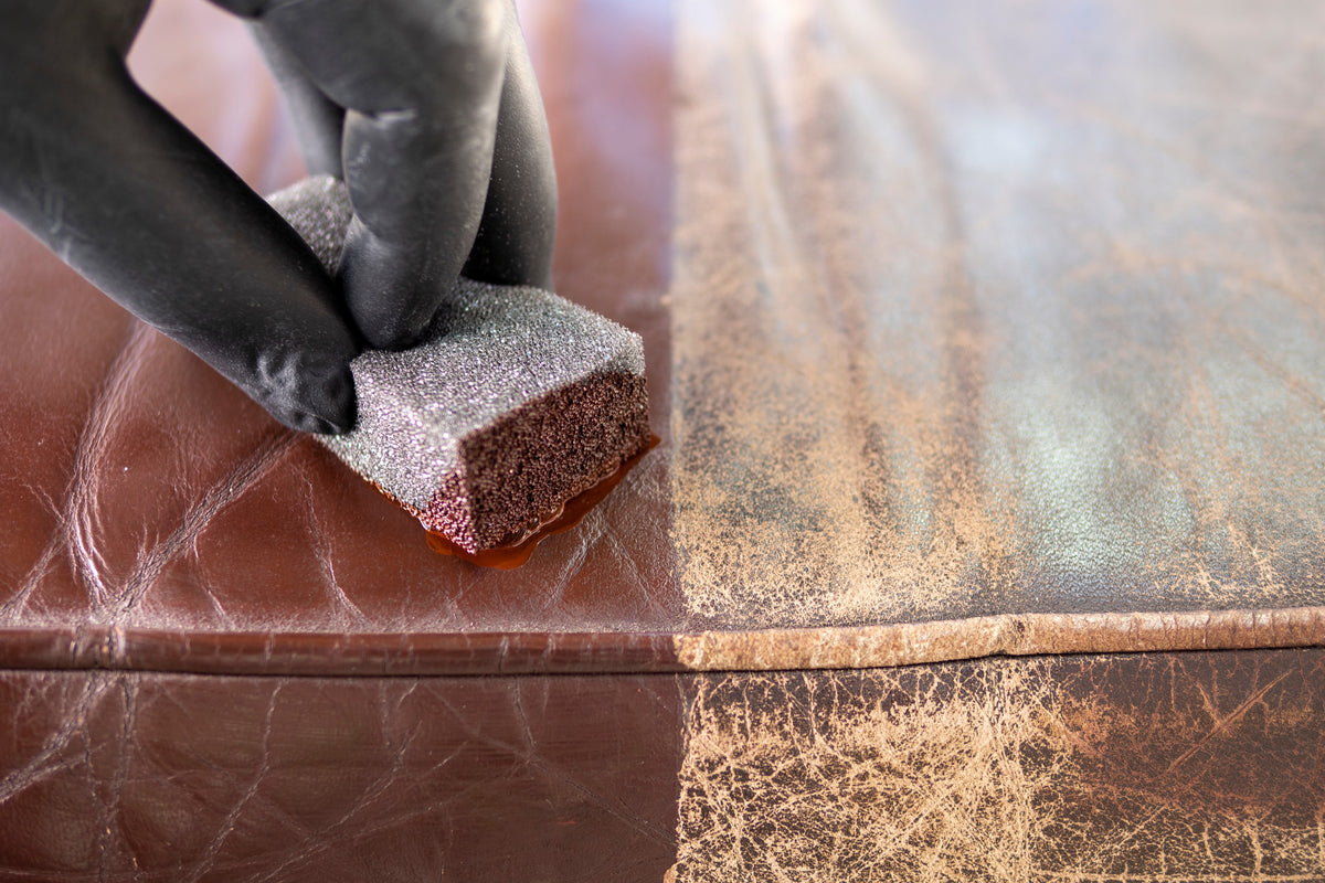 Detailing1 COLOURLOCK broos leer — gebarsten bruin leer, de helft al opgefrist