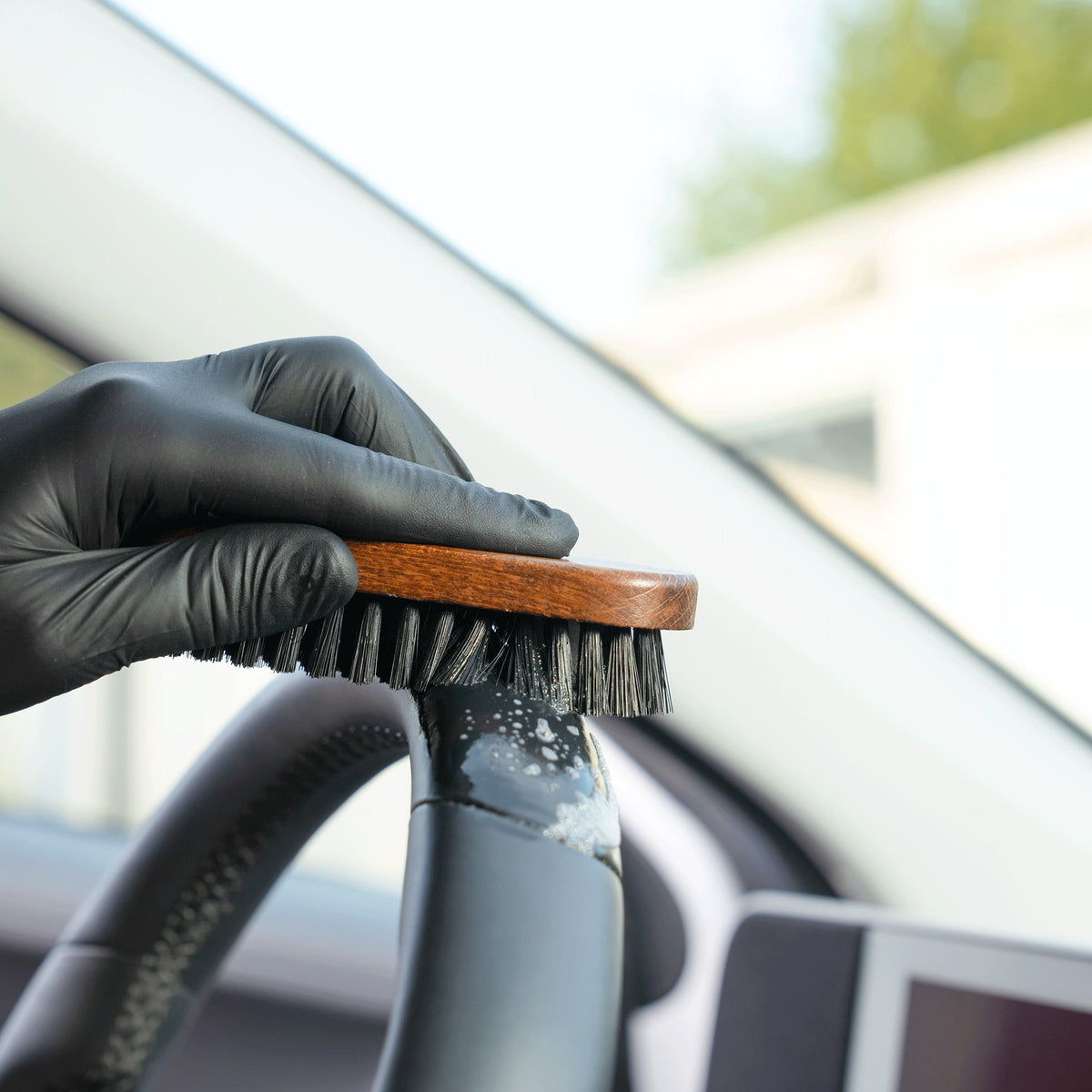 Detailing1 COLOURLOCK leren stuur reinigen — stuurrand schoonborstelen met de leerborstel
