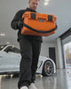 Detailing1 YETI LoadOut® GoBox 30 2.0 — Daniel trägt die Box, Packshots und YETI-Logo, Flaschen werden frostfrei eingeräumt