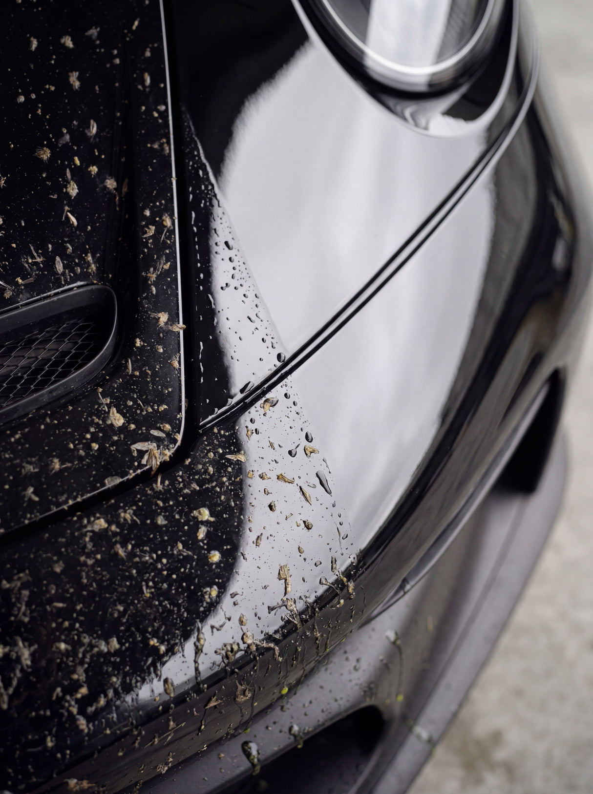 Insekten-Teufel Vorher Nachher Vergleich an der Motorhaubenkante — verschmutzt und sauber