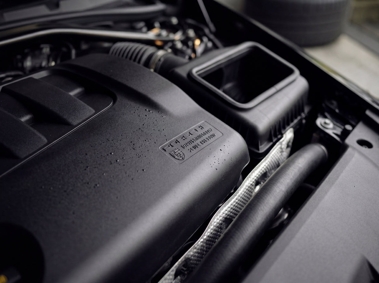 Matt-saubere schwarze Kunststoff-Motorabdeckung mit Porsche Wappen nach der Reinigung ohne Rückstände oder Schlieren